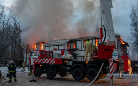 «Дети выскочили из дома в пижамах»: в Кировской области сгорел дом многодетной семьи