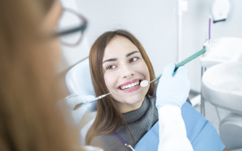 Зубная вкладка или пломба: что прочнее и долговечнее?