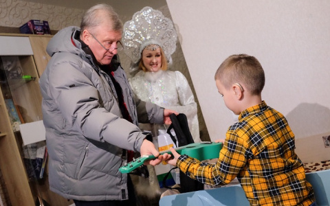 Губернатор Кировской области исполнил три заветных желания участников акции «Елка желаний»