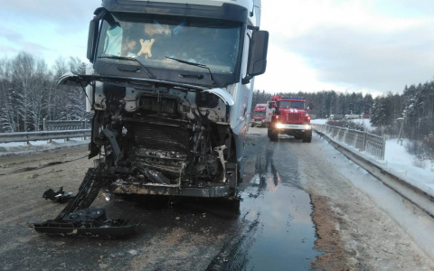 В Кировской области на трассе столкнулись две грузовые машины