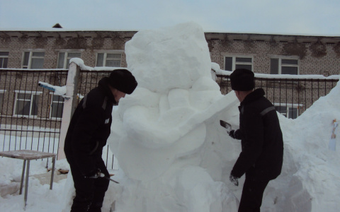 «Давал указания, чтобы палку засунули поглубже»: заключенный рассказал о пытках в кировской колонии