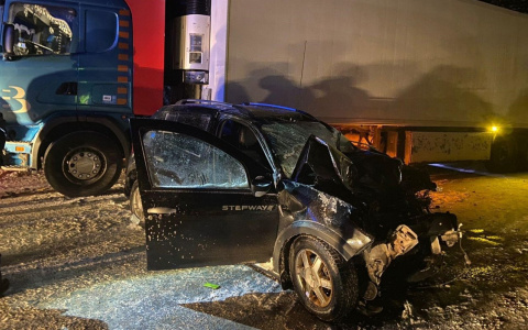 В Слободском районе иномарка столкнулась с двумя большегрузами