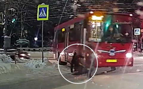 В Кирове водитель автобуса чуть не переехал пешехода