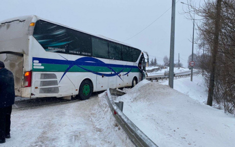 На трассе в Кирово-Чепецком районе автобус с пассажирами врезался в трактор