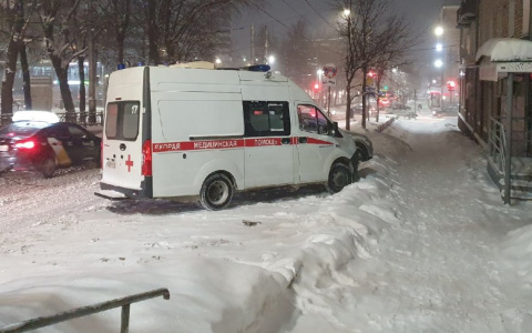В Кирово-Чепецке двух мужчин из кафе увезли росгвардейцы и скорая