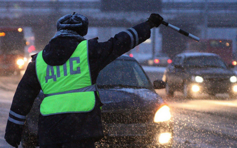 Сотрудники Госавтоинспекции рассказали кировчанам о возврате госпошлины