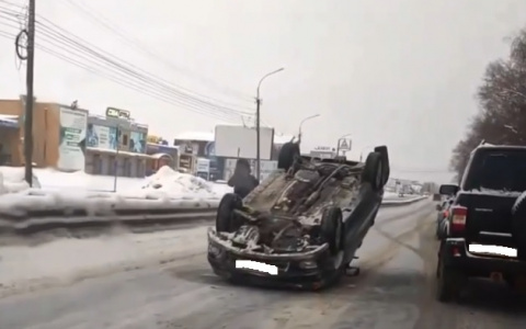 В Кирове в результате ДТП опрокинулась иномарка: есть пострадавшие