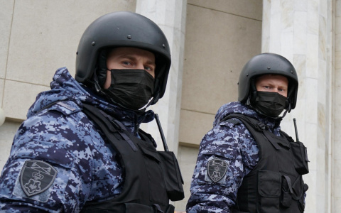 Пьяный кировчанин перелез через трехметровый забор из-за страха