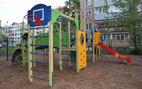 «Она угрожала жизни детей»: в Кирове демонтировали опасную детскую площадку