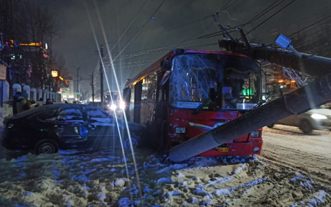 На Воровского произошло массовое ДТП: на автобус упала опора ЛЭП
