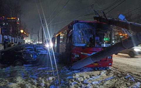"Водитель решил поднять планшет": в кировском АТП рассказали о причине массовой аварии с автобусом