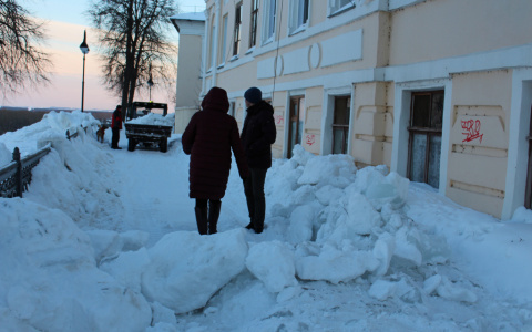 Двух кировчанок поймали за поисками наркотиков в сугробе