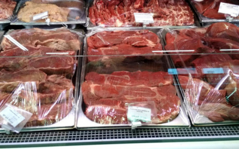 В Кировской области в столовой подавали подозрительное мясо и испорченную колбасу