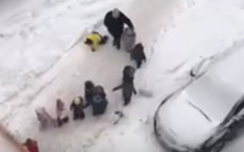 В Кирове прокуратура проверила детский сад, в котором воспитатель ударила малыша и бросила на снегу