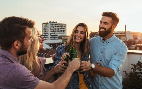 Ученые выяснили, люди с какой группой крови чаще всего становятся душой компании