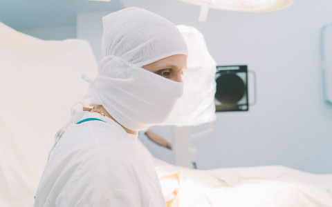 Кировские врачи провели сложную операцию женщине после неудачного падения