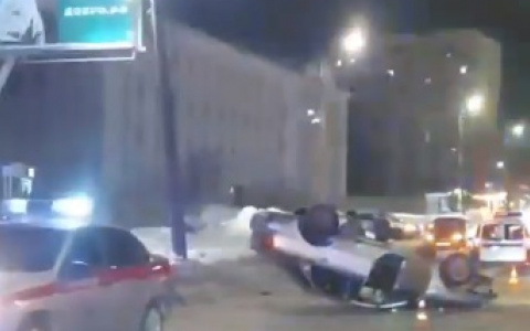 В Кирове иномарка наехала на столб линии электропередачи и перевернулась