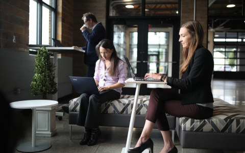 Ученые выяснили, люди с какой группой крови чаще заводят романы на работе