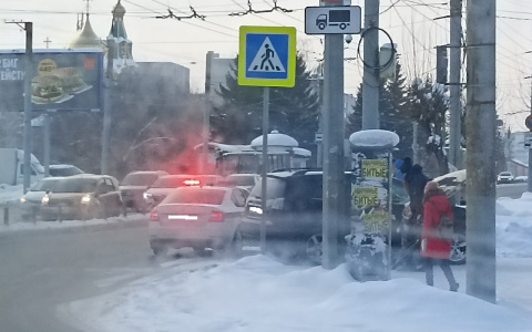 От удара Mitsubishi Outlander отлетела на газон: в Кирове столкнулись иномарка и седан