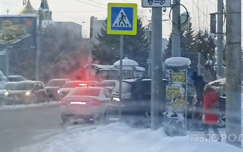 Машина могла задавить детей: иномарку кировчанина откинуло в сторону пешеходов от столкновения с такси