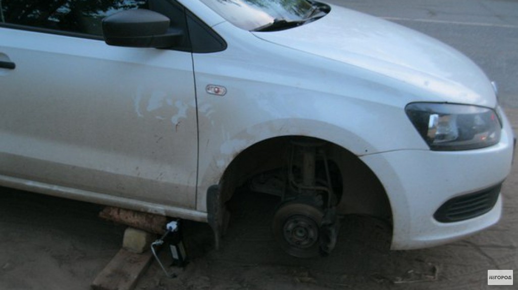 Опасный участок в Кирове: несколько машин оставили колеса в яме