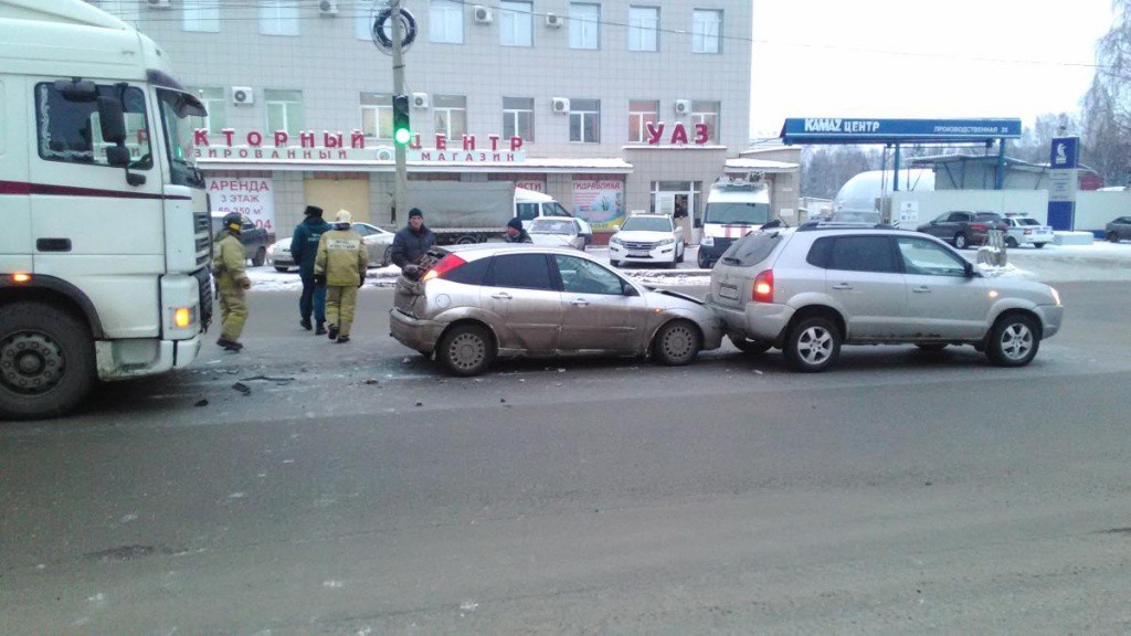 В Кирове на улице Производственной столкнулись четыре автомобиля