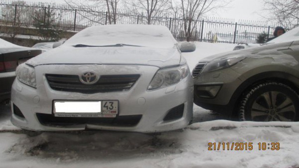 В Кирове водитель дорогой иномарки врезался в автомобиль и бетонное ограждение