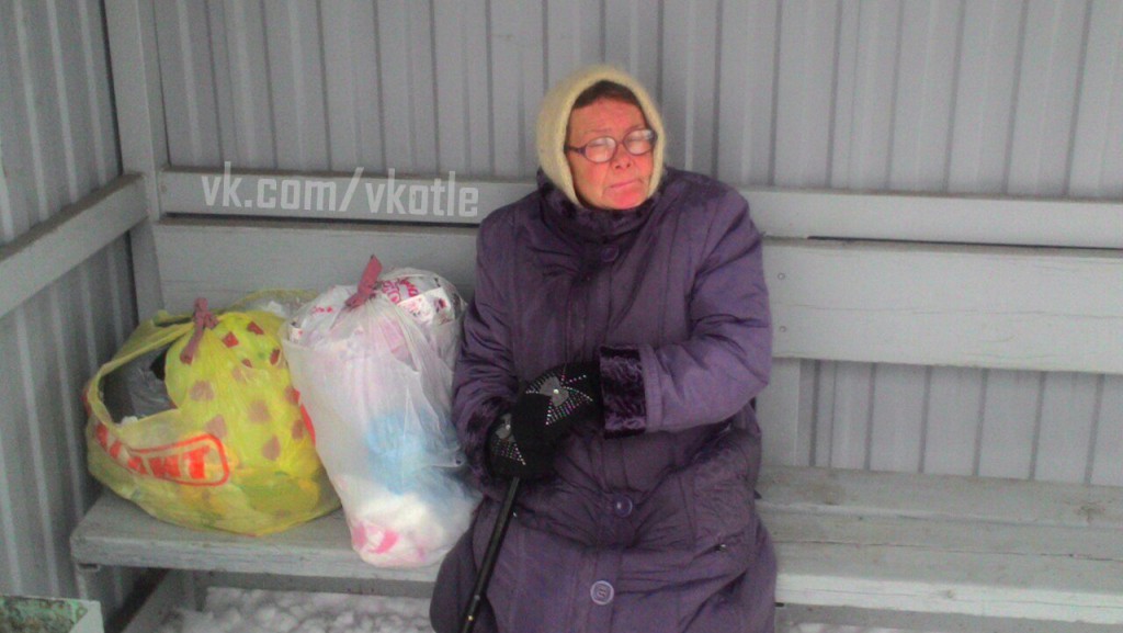 В Кировской области женщина месяц жила на автобусной остановке