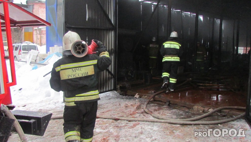Пожар рядом с заводом в Кирове: склад с краской загорелся во время сварочных работ
