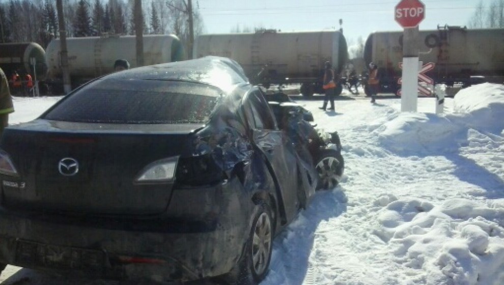 В Кировской области поезд снес автомобиль на переезде