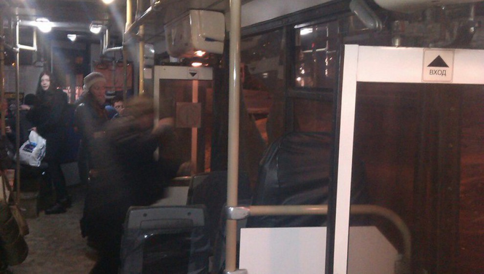 Из-за ямы на дороге в автобусе 53 маршрута разбилось стекло