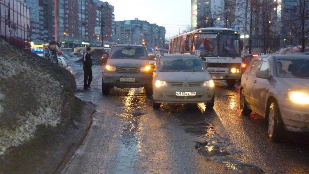 На улице Комсомольской подрались водитель такси и водитель автобуса