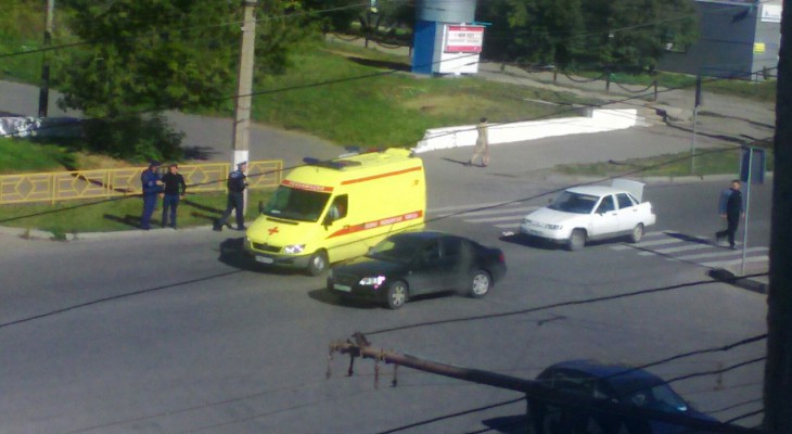 На Октябрьском проспекте ВАЗ сбил пешехода: пострадавшая находится в реанимации