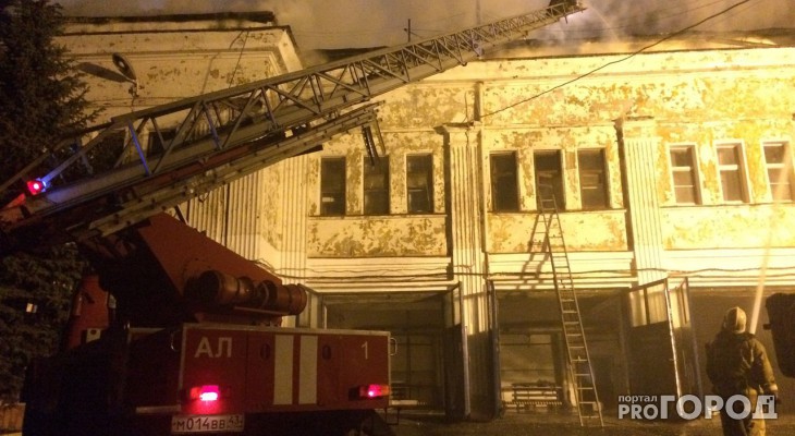 На Октябрьском проспекте горит здание пожарной части