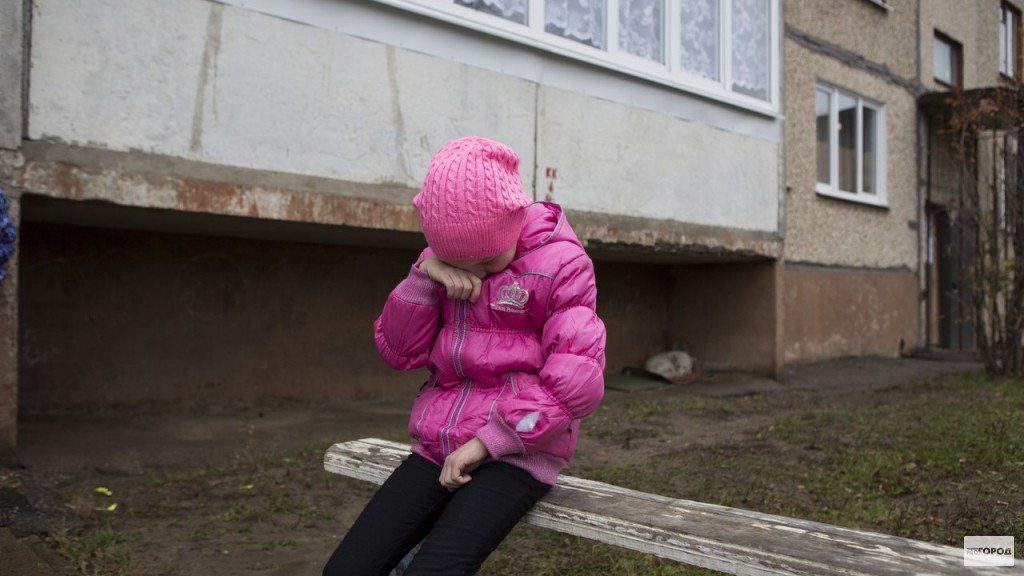 Видео: вечером в Кирове малыш вел домой пьяную мать