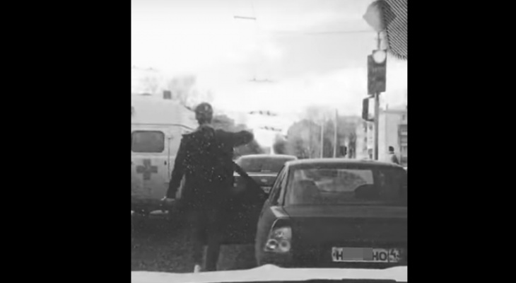 Видео: в центре Кирова водитель «Приоры» остановился перед светофором, вышел из авто и станцевал