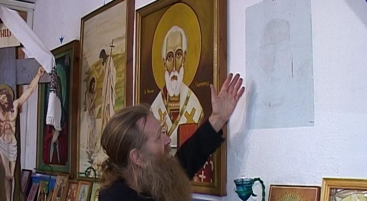 В Кировской области в колонии на стене проступил лик святого