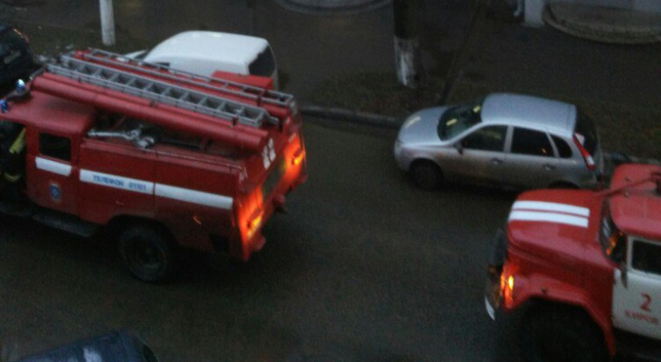 В центре Кирова сгорели два дома: к месту ЧП выехали 10 пожарных расчетов