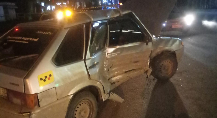 У автовокзала пьяный водитель иномарки протаранил такси: пострадали двое