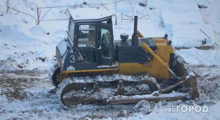 В Кирове пьяный тракторист чистил снег и разбил припаркованную машину