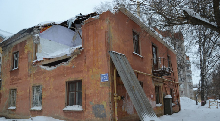 В Кирове начали устанавливать временную кровлю на разрушенный краном дом