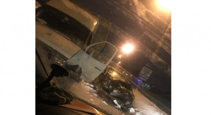 В Кирове у ночного клуба «Газель» столкнулась с Lexus