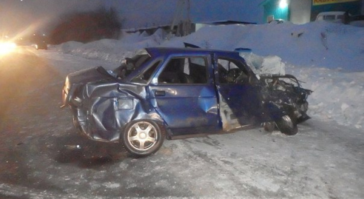 В Кировской области из-за отпавшего колеса столкнулись два авто: пострадали 4 человека