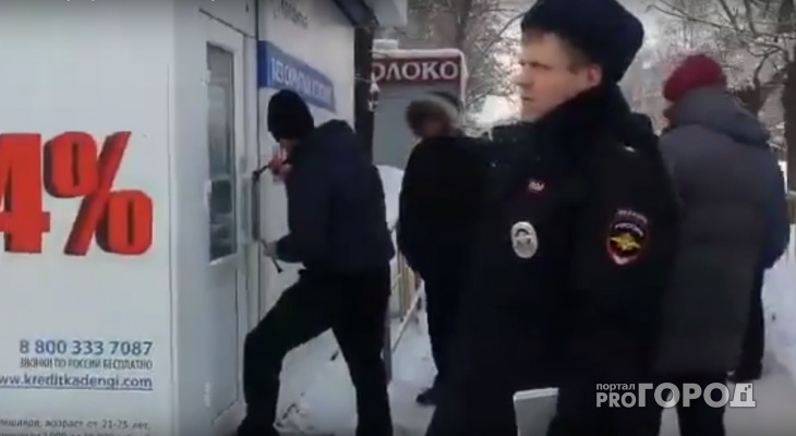Видео: на улице Некрасова неизвестный с ножом напал на центр микрозаймов