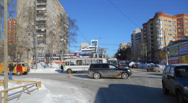 В Кирове водитель Mercedes избил водителя автобуса после ДТП