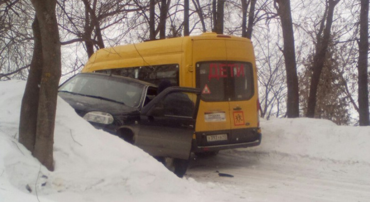 В Кировской области внедорожник протаранил школьный микроавтобус