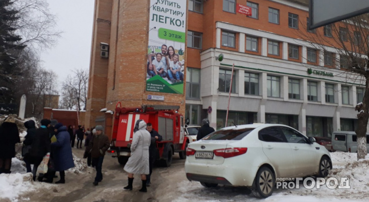 Спецслужбы оцепили здание банка и налоговой у администрации Кирова