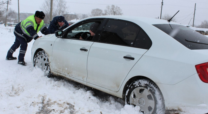 В Кировской области сотрудники ГИБДД в снегопад вытащили из кюветов 30 авто