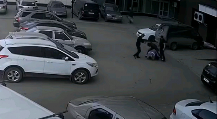 В Кирове троих хулиганов, избивших таксиста, оштрафовали