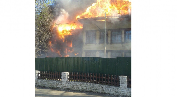 В центре Кирова горит дом: идет эвакуация из соседних зданий
